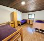 Dom wolnostojący z 3 oddzielnymi apartamentami + 2 000 m2 ogrodu w regionie Crikvenica, na sprzedaż - pic 9