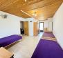 Dom wolnostojący z 3 oddzielnymi apartamentami + 2 000 m2 ogrodu w regionie Crikvenica, na sprzedaż - pic 19