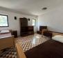 Dom wolnostojący z 3 oddzielnymi apartamentami + 2 000 m2 ogrodu w regionie Crikvenica, na sprzedaż - pic 20