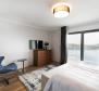 Új, modern tervezésű villa Rogoznicában, 50 méterre a tengertől, eladó - pic 16