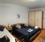 Maison d'appartements à 500 m de la mer à Supetar, à vendre - pic 11