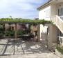 Maison d'appartements à 500 m de la mer à Supetar, à vendre - pic 4