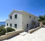 Villa incroyable en bord de mer sur l'île de Vis avec deux appartements et de vastes terrasses, à vendre - pic 11