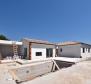 Nouvelle villa moderne de plain-pied dans un emplacement calme à Ližnjan, à vendre - pic 2