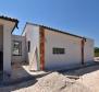 Nouvelle villa moderne de plain-pied dans un emplacement calme à Ližnjan, à vendre - pic 21