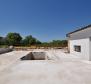 Nouvelle villa moderne de plain-pied dans un emplacement calme à Ližnjan, à vendre - pic 22