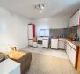 Maison avec 4 appartements près du centre de Novi Vinodolski, à vendre - pic 6