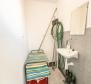 Maison avec 4 appartements près du centre de Novi Vinodolski, à vendre - pic 14