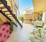 Maison avec 4 appartements près du centre de Novi Vinodolski, à vendre - pic 15