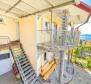 Maison avec 4 appartements près du centre de Novi Vinodolski, à vendre - pic 24
