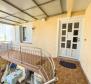 Maison avec 4 appartements près du centre de Novi Vinodolski, à vendre - pic 25