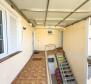 Maison avec 4 appartements près du centre de Novi Vinodolski, à vendre - pic 26
