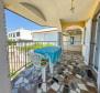 Maison avec 4 appartements près du centre de Novi Vinodolski, à vendre - pic 31