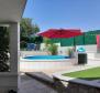 Belle villa sur Čiovo, Trogir, avec piscine, à seulement 200 m de la mer, à vendre - pic 19