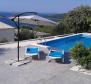 Une villa confortable dans la station balnéaire peu élevée de Sevid entre Trogir et Rogoznica, au bord de fabuleuses baies et péninsules, Croatie - pic 2