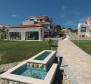 Immense domaine de 3000 m2 avec deux villas de luxe à seulement 50 mètres de la mer à Murter, région de Sibenik - pic 2