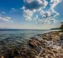 Вилла на берегу моря с бассейном, отделанная традиционным камнем, на острове Брач - фото 4