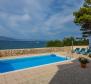 Plážová vila s bazénem s tradičním kamenem na ostrově Brač - pic 3