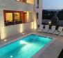Rare villa moderne à Zadar avec vue sur la mer et piscine, à 120 mètres de la mer seulement - pic 15