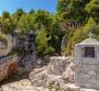 Schönes Anwesen am Wasser auf einer kleinen Insel in der Nähe von Split auf 8414 m2 - eine völlig isolierte Halbinsel wird Ihnen gehören, mit einem Liegeplatz für ein Boot! - foto 12