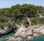 Schönes Anwesen am Wasser auf einer kleinen Insel in der Nähe von Split auf 8414 m2 - eine völlig isolierte Halbinsel wird Ihnen gehören, mit einem Liegeplatz für ein Boot! - foto 4