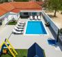Úžasná vila s bazénem na okraji Zadaru - útulná pevnost - pic 19