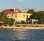 Belle propriété touristique en bord de mer de 5 appartements, juste à côté de la plage 