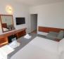 Szép első vonalbeli szálloda 45 szobával (121 ágy) Korculán eladó első vonalban a tengerhez, bérelhető is - pic 9