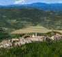 Riesiges Grundstück zum Verkauf in Livade im Motovun-Tal für den Wohnungsbau 