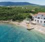 Schöne neu erbaute Villa mit Swimmingpool auf Peljesac direkt am Strand 