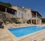 Villa avec piscine et vue mer panoramique, dans un endroit attrayant à seulement 250 mètres de la mer ! 