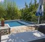 Schöne Villa zum Verkauf in Sutivan auf Brac, mit drei Wohnungen - foto 2