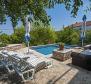 Schöne Villa zum Verkauf in Sutivan auf Brac, mit drei Wohnungen - foto 6