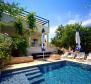 Schöne Villa zum Verkauf in Sutivan auf Brac, mit drei Wohnungen - foto 16