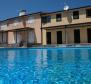 Zařízené připojené vily na prodej ve Vabriga v uzavřené komunitě s bazénem - pic 5