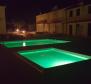 Zařízené připojené vily na prodej ve Vabriga v uzavřené komunitě s bazénem - pic 8