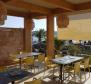 Geschmackvoll renoviertes Gebäude direkt am Meer mit stilvollem Restaurant und drei Apartments in Ciovo - foto 2