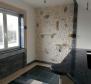 Villa en bord de mer à Medulin avec une merveilleuse décoration en pierre de Brac, granit et marbre - pic 48