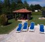 Nádherná vila s bazénem v Karojbě cca. 6-7 km od moře na 3500 m2. ze země - pic 5