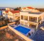 Exceptional tourist property in Zaton with 5 apartments, just 20 meters from the beach - pic 10