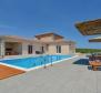 Nová vila v oblasti Zadaru s bazénem a tenisovým kurtem - pic 4