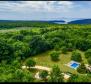 Deux villas sur un grand terrain de 7261 m². dans un endroit magnifique dans le paradis vert de l'Istrie 