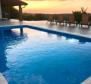 Ravissante villa avec piscine et belle vue sur la verdure - pic 2