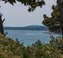 Krásná nemovitost jen 70 metrů od moře na ostrově Mali Lošinj na 3000 m2. ze země - pic 4