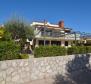 Einfamilienhaus mit Meerblick und mediterranem Garten im Stadtteil Krk, nur 300 Meter vom Meer entfernt! 