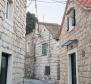 Unique house on three floors with a yard of 32 m2 in Split centre (Varos), excellent tourist potential - pic 2