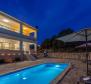 Luxuriös eingerichtetes Doppelhaus mit Swimmingpool in Malinska, nur 1,5 km vom Meer entfernt 