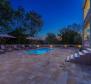 Luxuriös eingerichtetes Doppelhaus mit Swimmingpool in Malinska, nur 1,5 km vom Meer entfernt - foto 7
