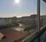 Szuper ajánlat Novigradban - 160 m2-es penthouse lakás felújításra, gyönyörű kilátással a tengerre - pic 2