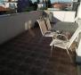 Szuper ajánlat Novigradban - 160 m2-es penthouse lakás felújításra, gyönyörű kilátással a tengerre - pic 3